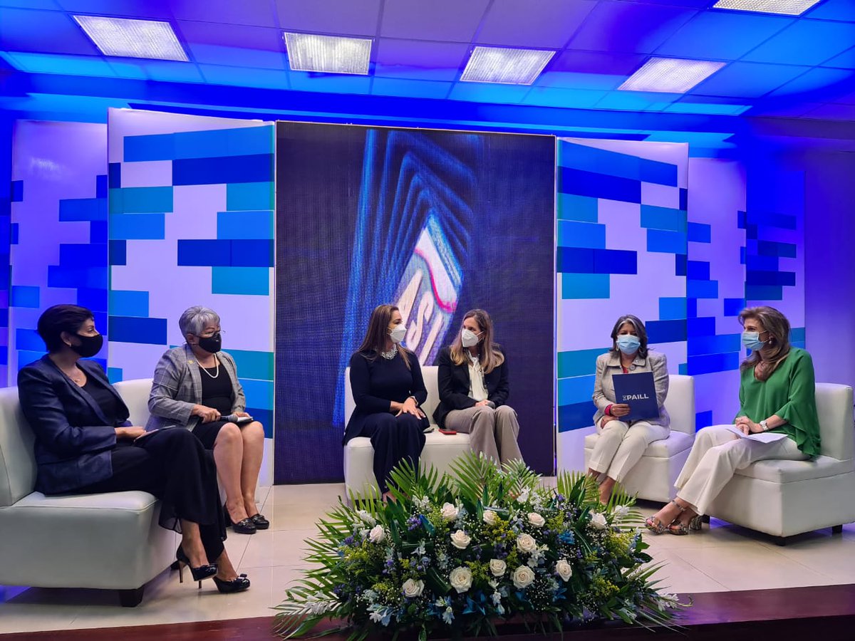asielsalvador's tweet photo. En el #Foro1 #MujeresLíderes participan @ElisaValiente1, #GrupoVape Carolina Frech de Daura, CEO #DiscoveryEnviromentalCorp
Carolina Escobar de Fiallos, CEO #GrupoPaill
Mirna de Macay, CEO #QuesosDeOriente
Andrea Geannina Chacón, #GrupoRavicorp
Florence Quiñonez, CEO #BEMISAL https://t.co/6FQt7ZBraM