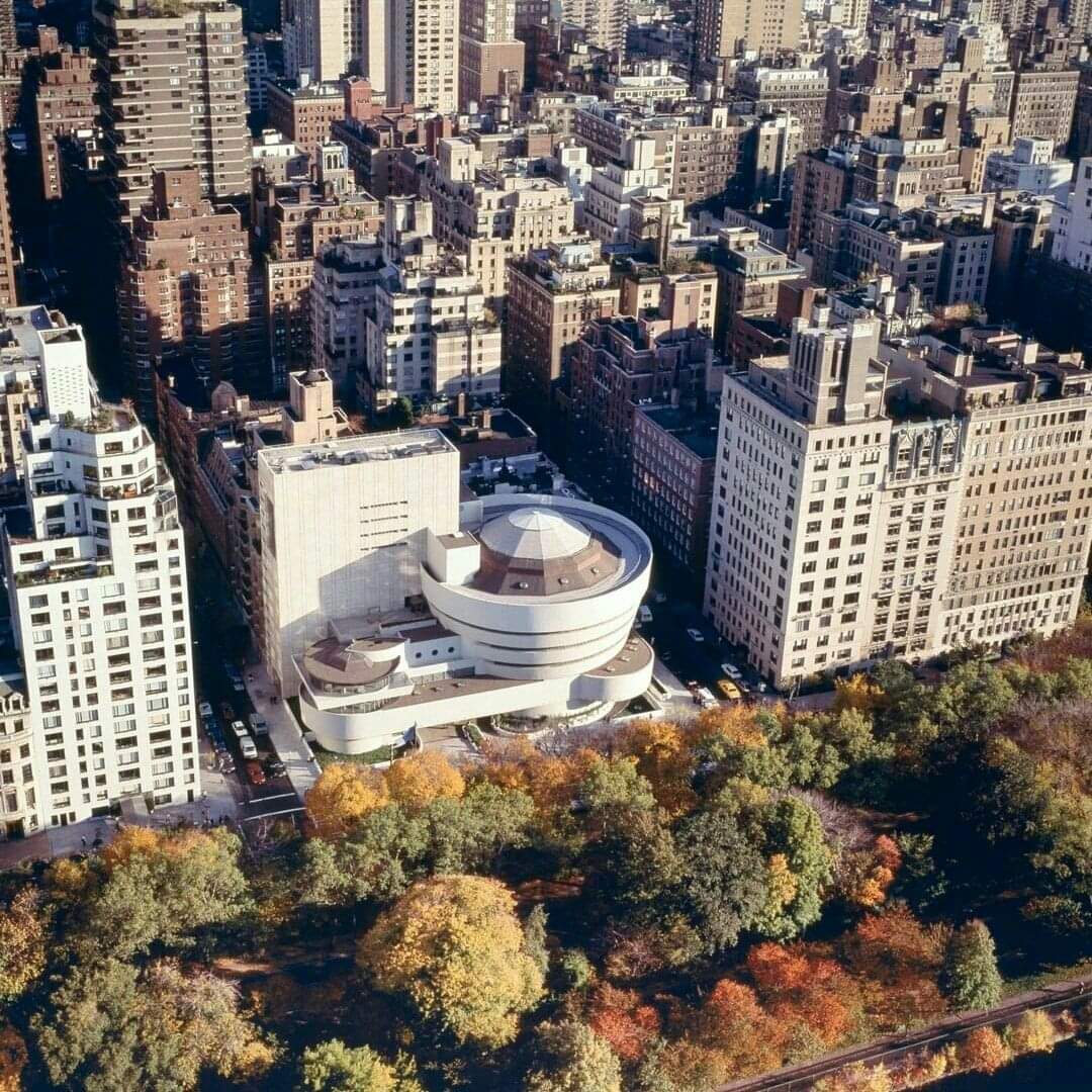 La maravilla del Guggenheim de Nueva York, de Wright, consiste en: Le encargan un museo para desarrollo en horizontal, llega el momento y le dan un solar enano, Frank, ya mayor, en lugar de irse dice: Pues con una espiral la horizontalidad se hace vertical. 

(Foto: David Heald)