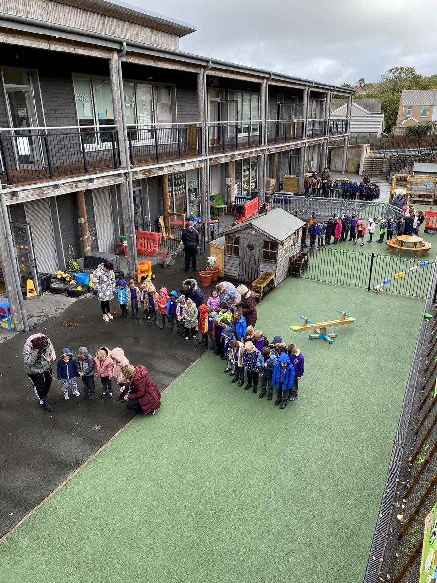 YsgolTrimsaran's tweet photo. Plant y cyfnod sylfaen wedi ymateb yn eiddfed iawn wrth gynnal munud o dawelwch i gofio am drychineb Aberfan / Foundation Phase children holding a minute’s silence to remember the Aberfan disaster- they were very mature and thoughtful #AberfanDisaster https://t.co/pTfo4xyH18
