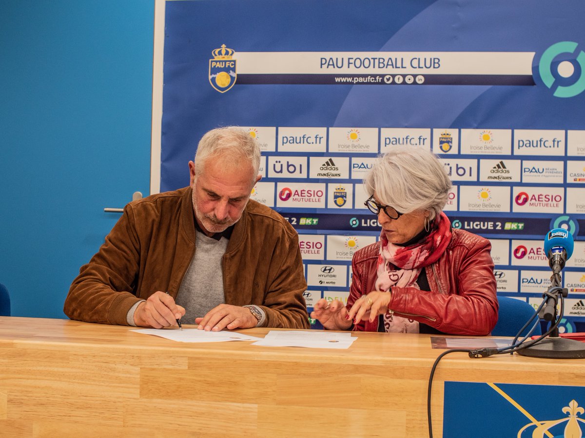 CiteMourenx's tweet photo. Pour développer une facette supplémentaire "l'événementiel sportif" dans la formation bac pro #MétiersSécurité signature d'un partenariat avec @PauFootballClub au #NousteCamp ⁦@dsden64 @AcBordeaux @Mairie_Mourenx @SO_Pau @LaRepDpyrenees @FB_BearnBigorre https://t.co/N0NBTg2PqF
