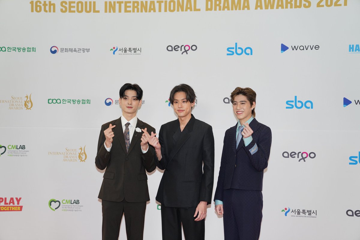 linetvth's tweet photo. ออร่าความหล่อจากเกาหลีสว่างไกลถึงไทยเลย~😍 ภาพบรรยากาศจากงาน Seoul International Awards 2021🏆🎉

ขอบคุณแฟน ๆ และทีมงาน @NadaoBangkok อีกครั้ง ที่ช่วยกันสร้างให้ซีรีส์เรื่องนี้เดินทางมาถึงจุดนี้ได้นะคะ🥳

#แปลรักInSeoulDay3 
#SDA2021 
#แปลรักฉันด้วยใจเธอ #LINETVOriginal https://t.co/1zlWJN6KTv