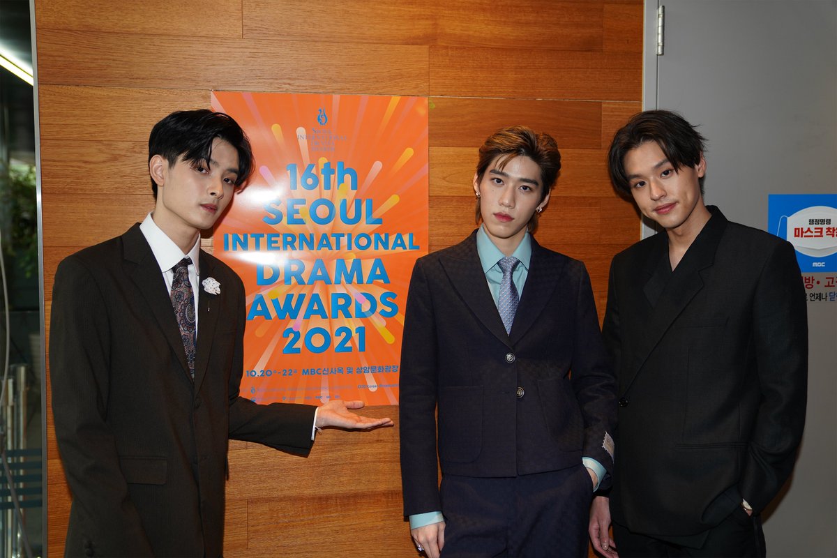 linetvth's tweet photo. ออร่าความหล่อจากเกาหลีสว่างไกลถึงไทยเลย~😍 ภาพบรรยากาศจากงาน Seoul International Awards 2021🏆🎉

ขอบคุณแฟน ๆ และทีมงาน @NadaoBangkok อีกครั้ง ที่ช่วยกันสร้างให้ซีรีส์เรื่องนี้เดินทางมาถึงจุดนี้ได้นะคะ🥳

#แปลรักInSeoulDay3 
#SDA2021 
#แปลรักฉันด้วยใจเธอ #LINETVOriginal https://t.co/1zlWJN6KTv