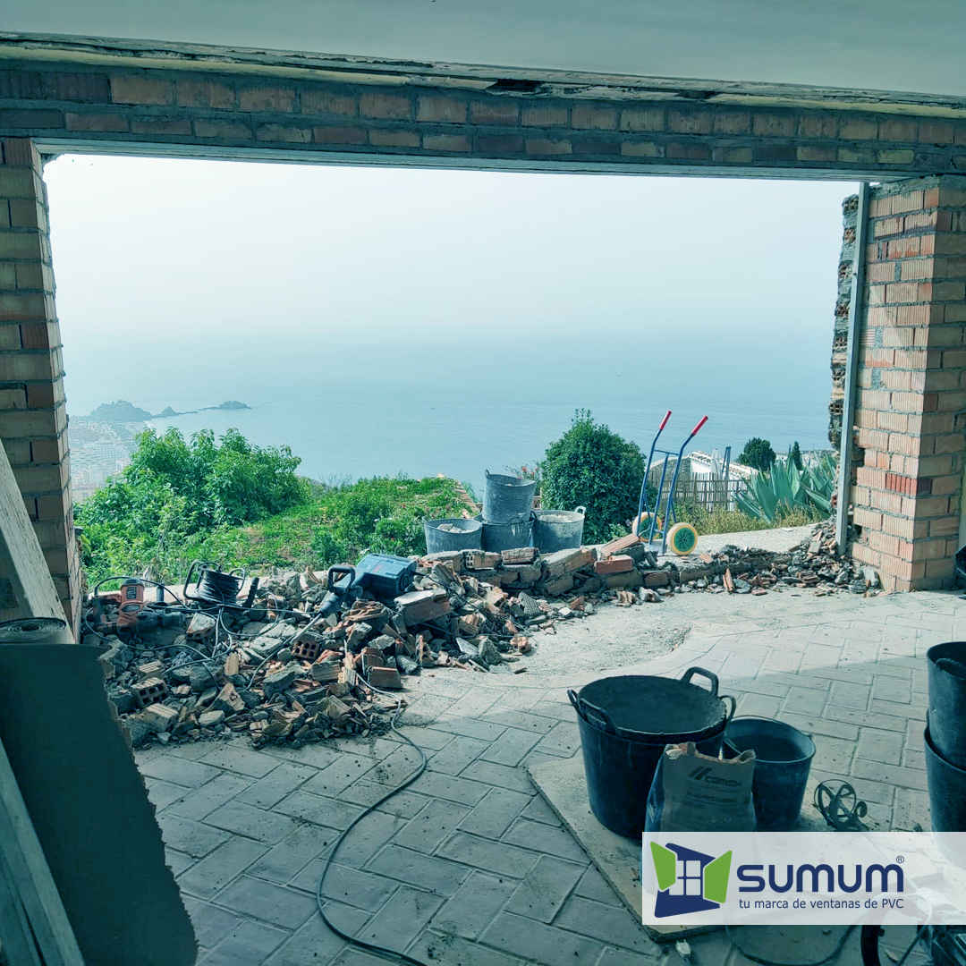 SUMUMPVC's tweet photo. Cuando uno puede disfrutar de unas vistas así, que mejor que aprovecharlas instalando una Elevadora SUMUM. Una notable mejora en esta vivienda de Almuñécar (Granada) realizada por uno de nuestros distribuidores. Enhorabuena. 

#sumum #diseño #estética #ventanassumum https://t.co/Jg4pi8ceD9