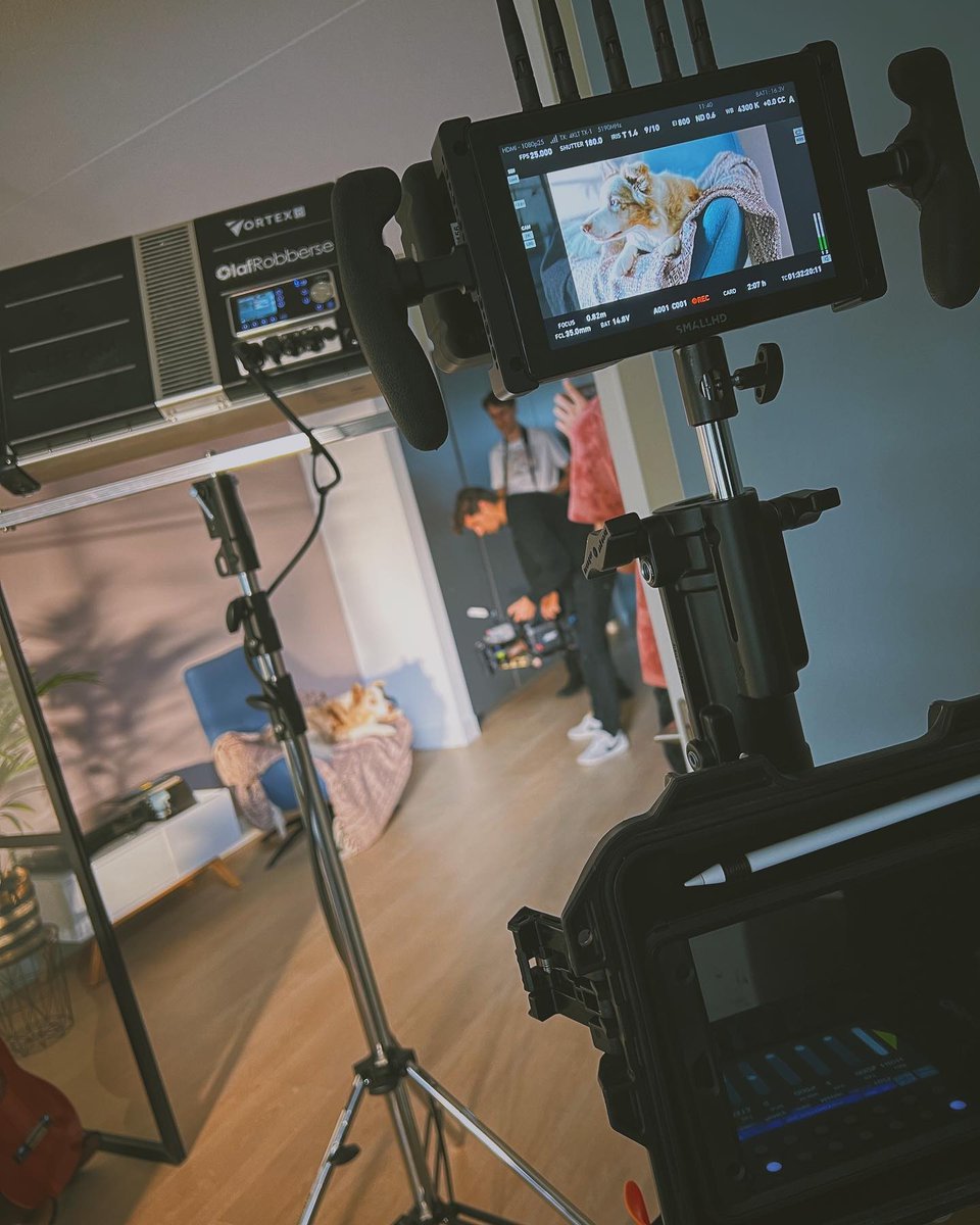 SNAPGRIDS out for the commercial shoot Discover more about SNAPGRIDS l8r.it/bkJq 📷 @olafrobberseproductions Thank you for the last 2 days @vormproductions. #setlife #onset #gaffer #gaffing #setlighting #gripandlighting #creamsource #kinoflo