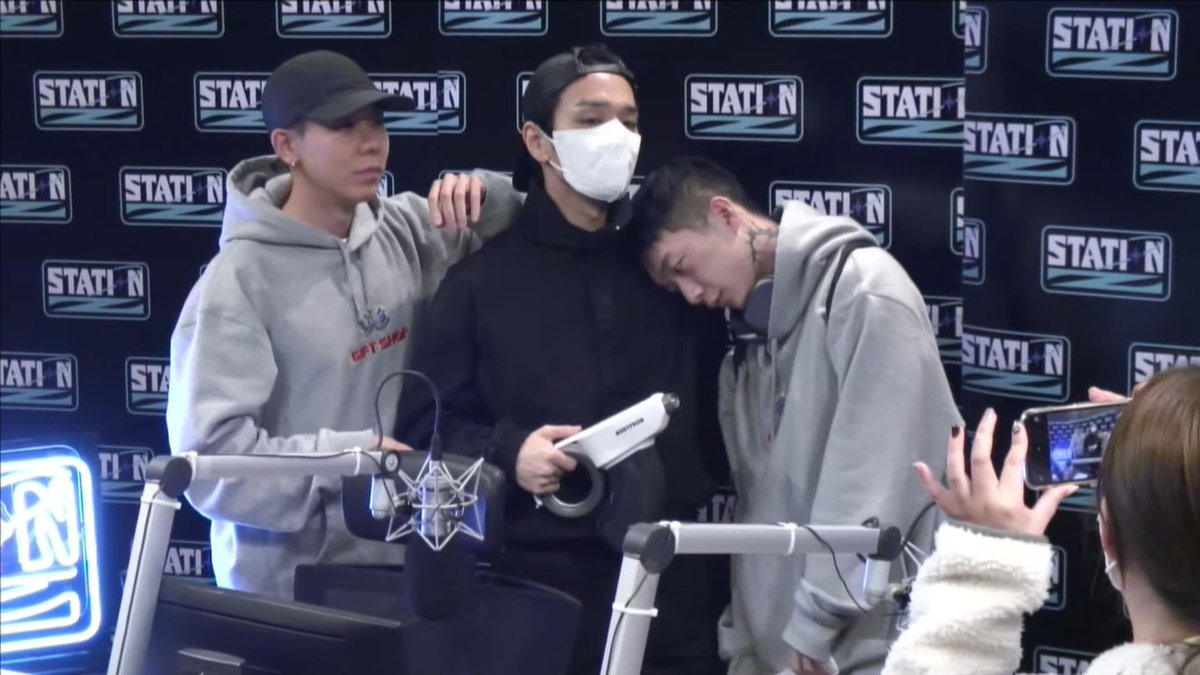 Simondominic_TH's tweet photo. [STATION Z ] หนึ่งชั่วโมงผ่านไปเร็วมาก อยากจะบอกว่าชั่วโมงเดียวไม่เพียงพอสำหรับพี่ซัมดีค่ะ 
ขอบคุณทุกคนที่รับชมรับฟังกันในคืนนี้นะคะ 

#사이먼도미닉
#SimonDominic
#AOMG #STATIONZ #CuePoints https://t.co/d1dZgEyfO6