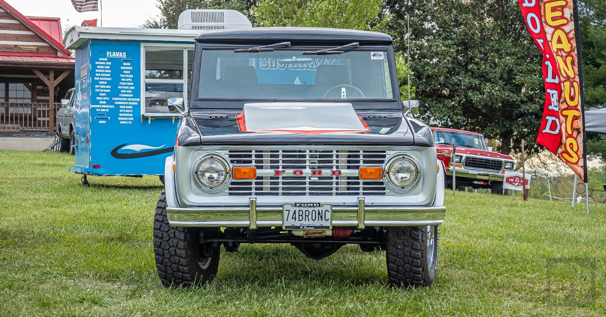 tomsoffroad76's tweet photo. This 74 Bronco caught our eye at The Bronco Super Celebration East.
#tomsoffroad #broncosupercelebrationeast #classicfordbronco #earlybronco #vintagebronco #fordbroncodaily #customfordbronco #custombronco #earlyfordbroncos #broncosofamerica #broncocustom #broncobuilder https://t.co/sOFy9M3StN