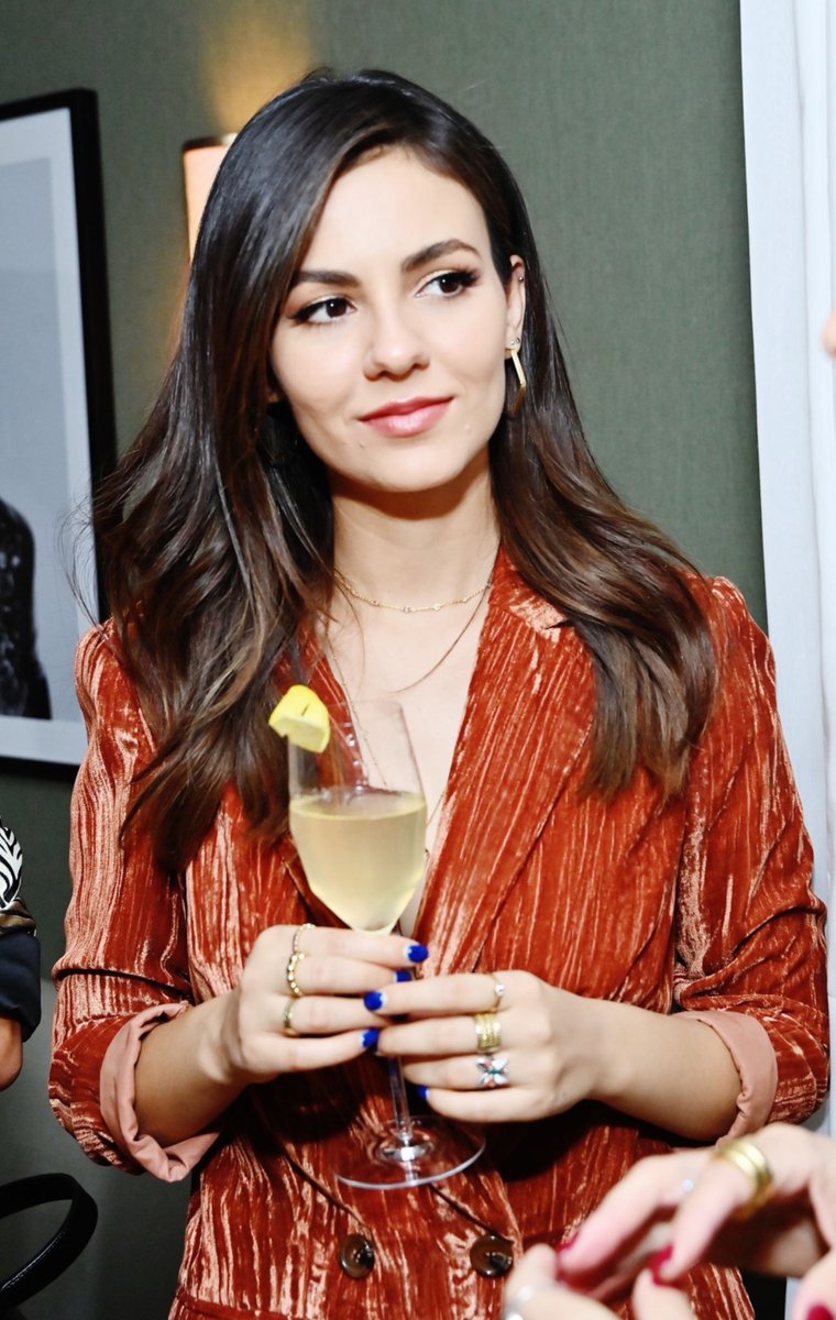 Vic_JusticeNet's tweet photo. Photos: Rachel Zoe Autumnal Curateur Supper https://t.co/gitawjE65T @VictoriaJustice #VictoriaJustice https://t.co/jydYSoIDIX
