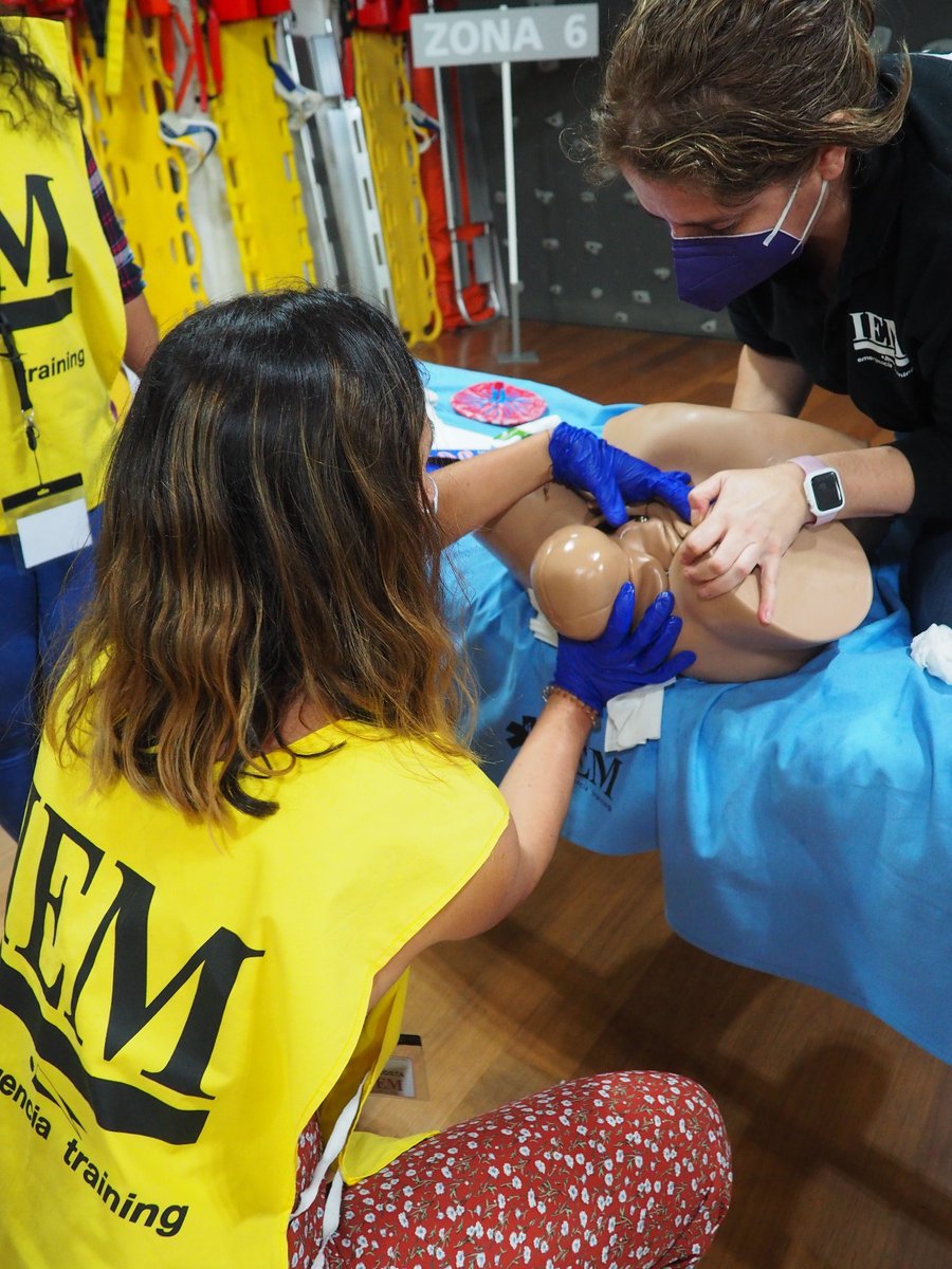 iememergencia's tweet photo. Taller d'atenció al part al #Màster en Assistència Integral en #Urgències i #Emergències de #IEM i @BlanquernaFCS 
Ens encanta aquest conjunt de imatges 😍 La tècnica que aplica la infermera és molt professional, al igual que humana i delicada l’acollida que fa del nounat https://t.co/gchox8pOeJ