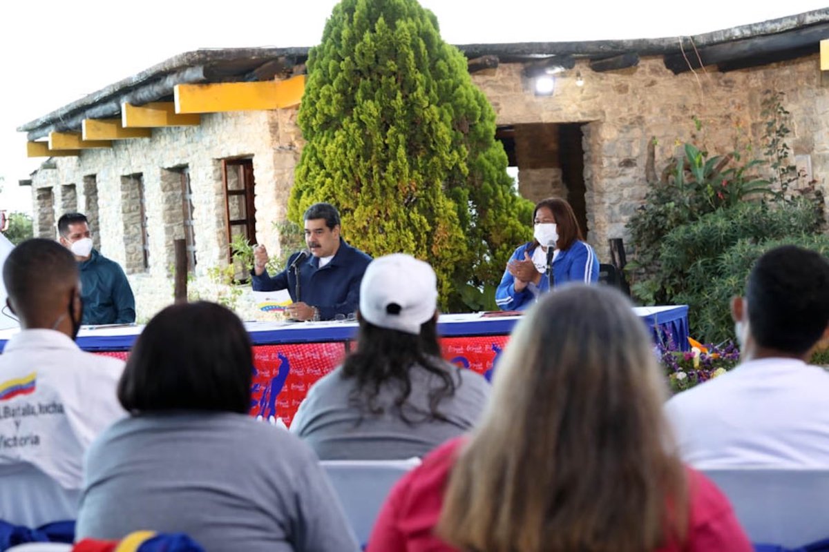 ViceSocialT_ve's tweet photo. HITO HISTÓRICO 🇻🇪
El día de ayer se llegó a 49mil Concejos Comunales en todo el país, lo que representa hoy para todos los Comuneros mayor compromiso.
@mervinmaldonado @nicolasmaduro @norisherrerar @delcyrodriguezv @vtv_canal8
#comunasonada #ViceSocial #VenezuelaTieneConQué https://t.co/HDDNXhuJ2K