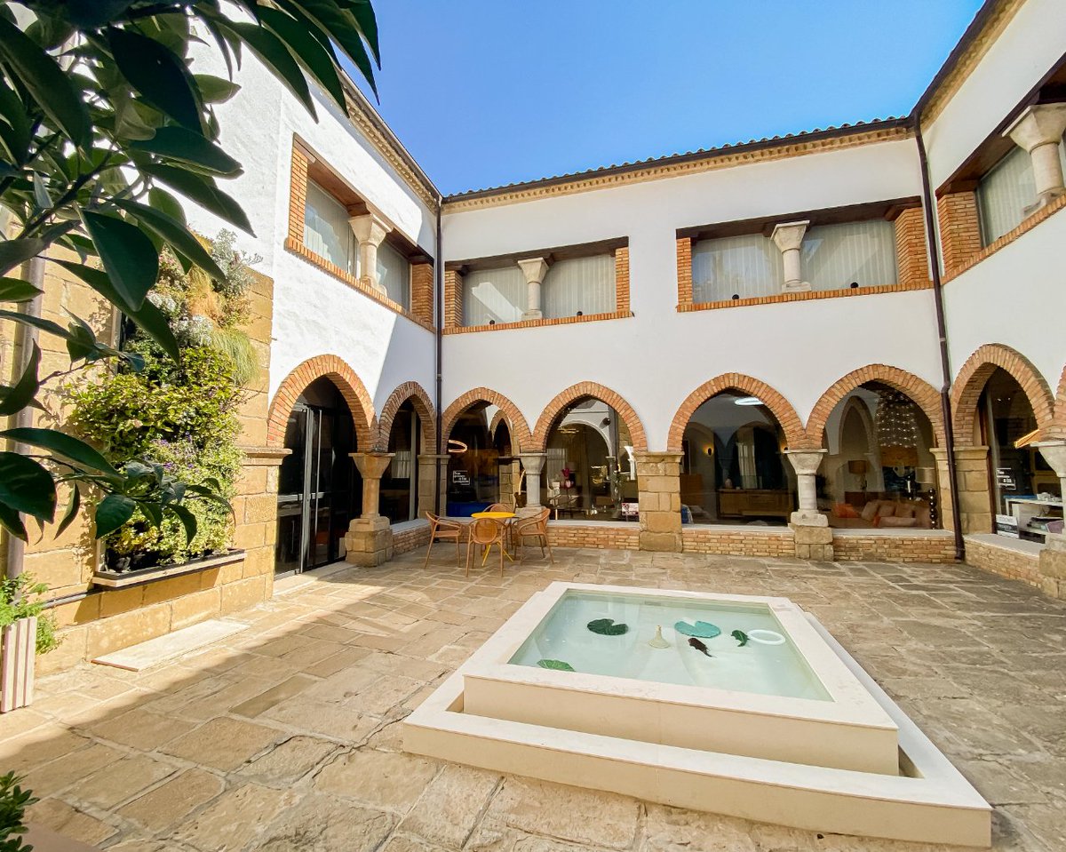 Un espacio totalmente renovado para atenderos con la misma profesionalidad de siempre ¿Has visto cómo nos está quedando el patio? 😍
.
#mobiliario #interirismotrinidad #interiorismo #diseñodeinteriores #diseñodecocinas #diseñadoresdemuebles