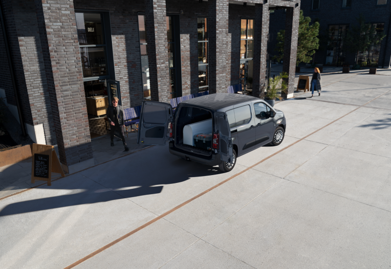 ToyotaPrensa's tweet photo. #Toyota #ProaceCity: nueva gama 2022. La renovada gama del primer modelo de Toyota fabricado en España supone importantes avances en seguridad y confort, además de un nuevo acabado —GX PLUS—. Ya en la Red Oficial de Concesionarios de @Toyota_Esp. https://t.co/rEzEYSqYQL https://t.co/4dR1zFZJ0B