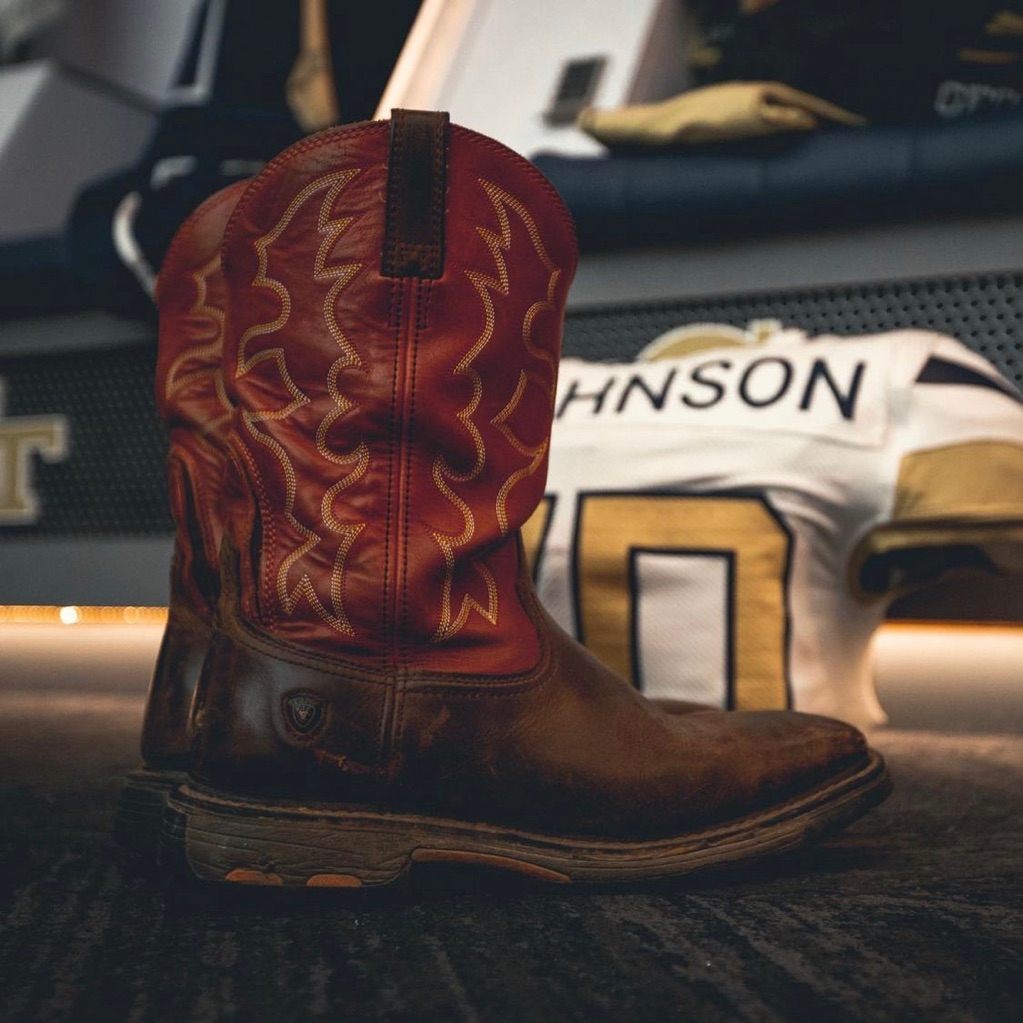 Ariat's tweet image. Good boots take you good places. #ariat #ariatwork #ariatessentials #workdoneright #tough #workgear #workboots 
PC:  @ryancj96