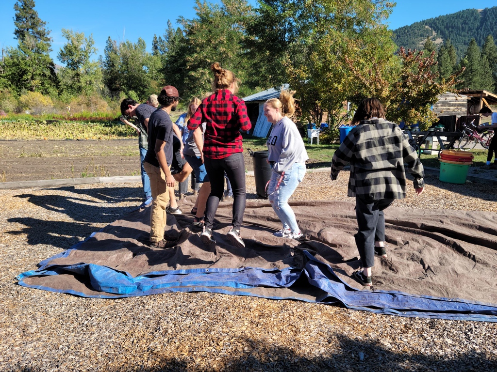 umt_ccs's tweet photo. After Friday classes a few weeks ago, climate change students biked up to the PEAS farm to learn about organic farming, community food security, seed harvesting, and the great taste of salsa from your own field. Delicious. https://t.co/0NeGhgOPmp