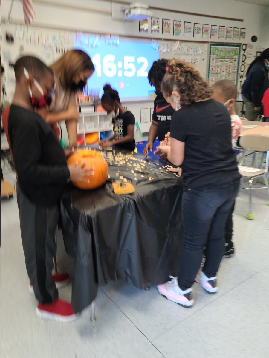 NorthDriveES's tweet image. 🎉Shout out to Miss. Bryant! Her students  participated in an AWESOME lesson! They did a Pumpkin Investigation. They had to Skip Count the seeds and write adjectives about the pumpkin! The students were collaborating and engaged with enthusiasm! YOU ROCK MISS. BRYANT!😊🎉