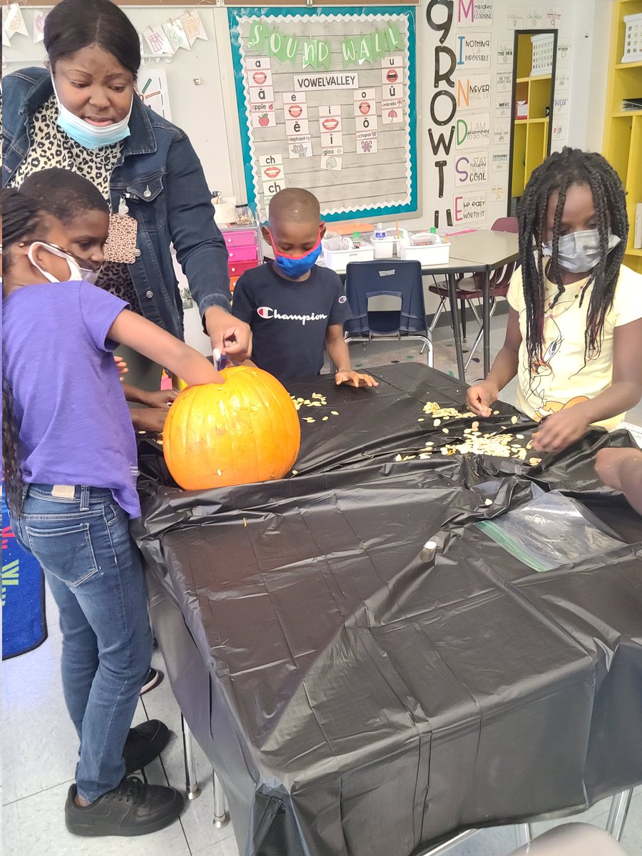 NorthDriveES's tweet image. 🎉Shout out to Miss. Bryant! Her students  participated in an AWESOME lesson! They did a Pumpkin Investigation. They had to Skip Count the seeds and write adjectives about the pumpkin! The students were collaborating and engaged with enthusiasm! YOU ROCK MISS. BRYANT!😊🎉
