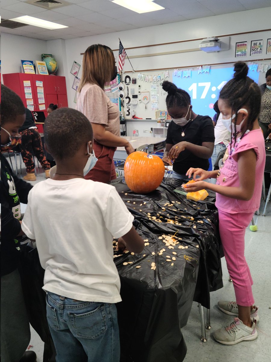 NorthDriveES's tweet image. 🎉Shout out to Miss. Bryant! Her students  participated in an AWESOME lesson! They did a Pumpkin Investigation. They had to Skip Count the seeds and write adjectives about the pumpkin! The students were collaborating and engaged with enthusiasm! YOU ROCK MISS. BRYANT!😊🎉