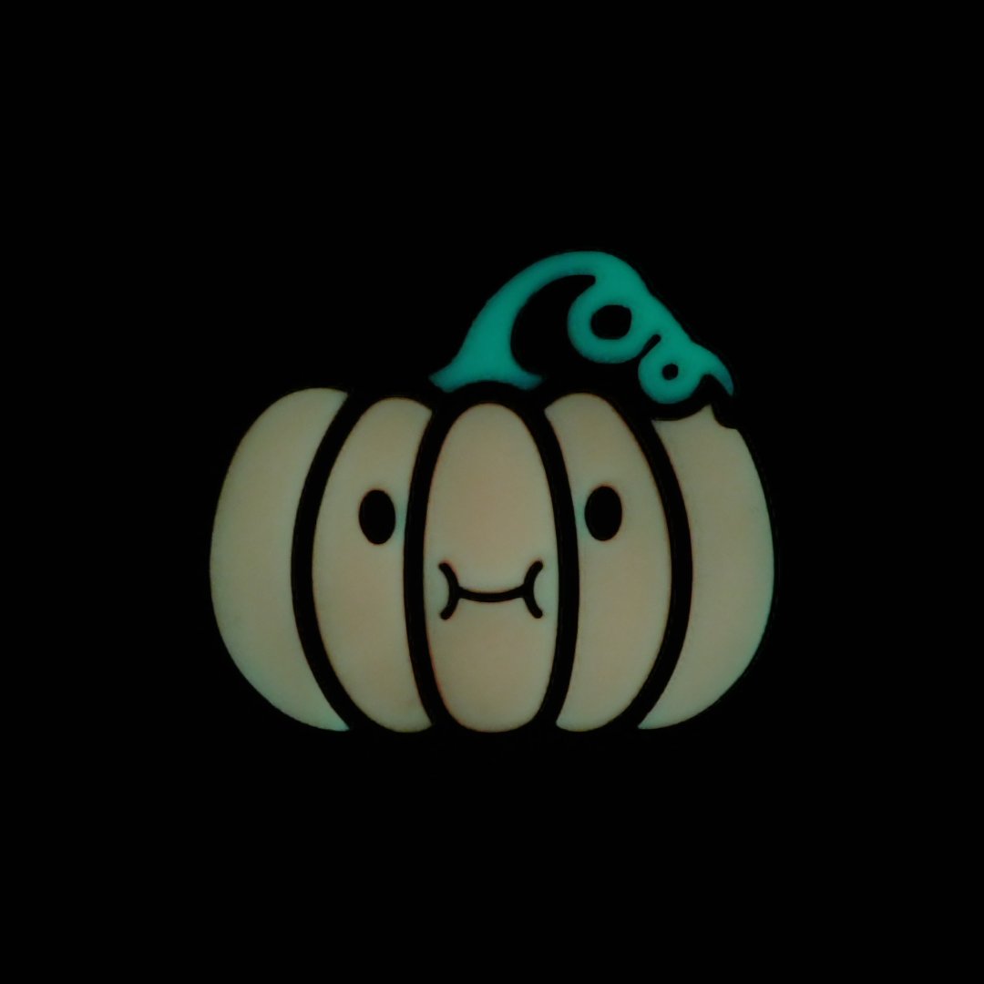 CinnySprout's tweet photo. ✨ SHOP NEWS ✨⁠⁣⁣⁣⁠⁠⁠
SAY "HELLO 🥺" TO GLOW-IN-THE-DARK MONCH PUNKIN!! 😍
Halloween pins have been added to my shops!
Monch Punkin (Regular &amp; Glow-in-the-Dark), and the Glowing Ghosties Pin sets are now available to purchase!
#enamelpins #halloween #cutepins https://t.co/3POtcxCkn2