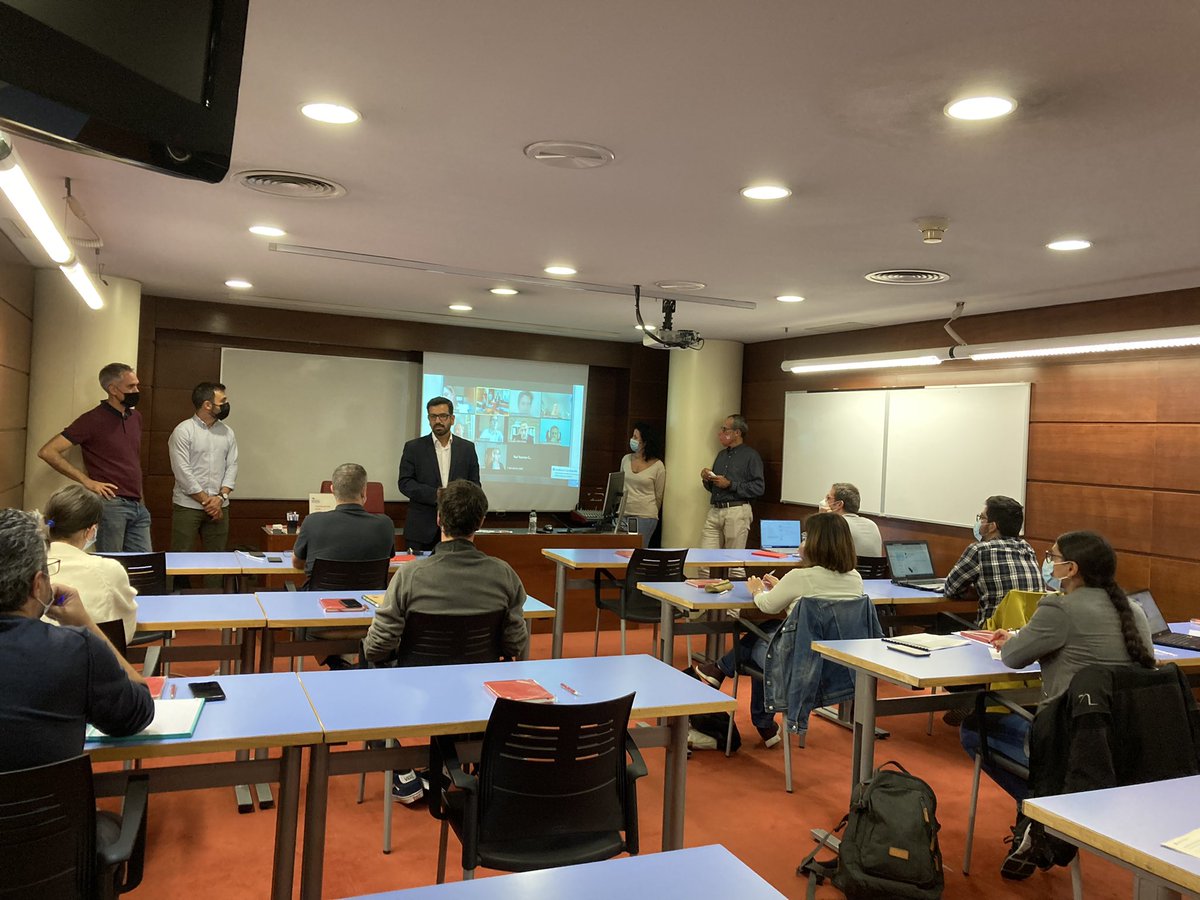 TPallasT's tweet photo. 20 alumnes en la primera edició del Postgrau en Rehabilitació Energètica . Oscar Garcia, director general del @apabcn_cat i Oscar Subirats @SubiratsO en la inauguració #NextGeneration #arquitecturatecnica https://t.co/VT8DzmUMMp