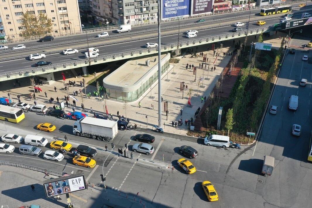 SislideHayat's tweet photo. Mecidiyeköy Meydanı yenilenen çehresiyle bugün açıldı! 💚 https://t.co/oYdcdc4lb0