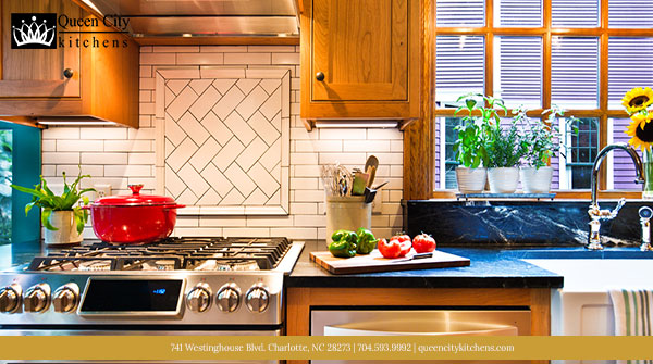 QC_Kitchens's tweet photo. Consider adding a recessed backsplash niche behind the range in the kitchen for extra storage of spices and oils. 
#kitchenremodel #backsplash #queencitykitchensandbath #newkitchen #kitchendesign #interiordesign #home https://t.co/RkC1DN62ro