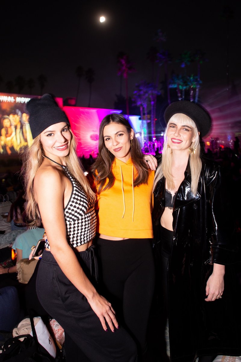 Vic_JusticeNet's tweet photo. Photos: Cinespia Presents "I Know What You Did Last Summer" https://t.co/tKqKee4DZI @VictoriaJustice
 #VictoriaJustice https://t.co/LeBX7Uypvm