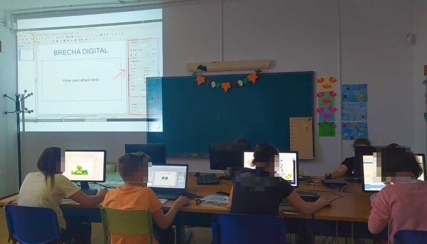 PicenaVuela's tweet photo. Ayer pudimos crear presentaciones con diapositivas que podrán utilizar para exponer un trabajo en el colegio de forma más creativa y entretenida. 🎓��
#Guadalinfo #GuadalinfoPicena #BrechaDigital #AlfabetizacionDigital #RompiendoLaBrechaDigital https://t.co/Y7MQ23cY3U