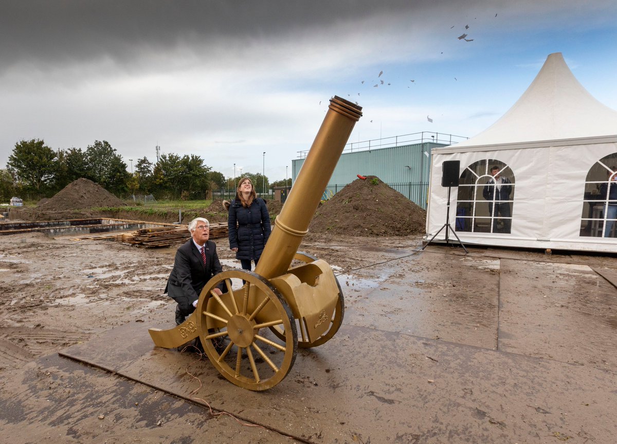 Vandaag gaf wethouder <a href="/pietvanleenen/">Piet van Leenen</a> het startsein voor de bouw van de derde en daarmee de laatste fase van het woningbouwproject Bij de Watertoren in ’s-Gravendeel. “Dit unieke project biedt qua woningbouwprogramma verrassend veel variatie."👉 bit.ly/3poVNct