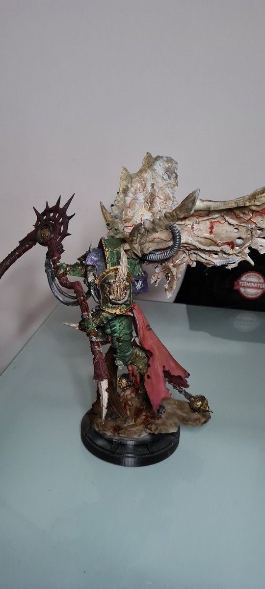 bandynicolas31's tweet photo. El señor Mortarion de 30 cm al cual le tire casi medio bote de agrax hahaha 
#warhammer40k #mortarion #deathguard #3dprint #veranofulloxidado https://t.co/xeqN0XEVZH
