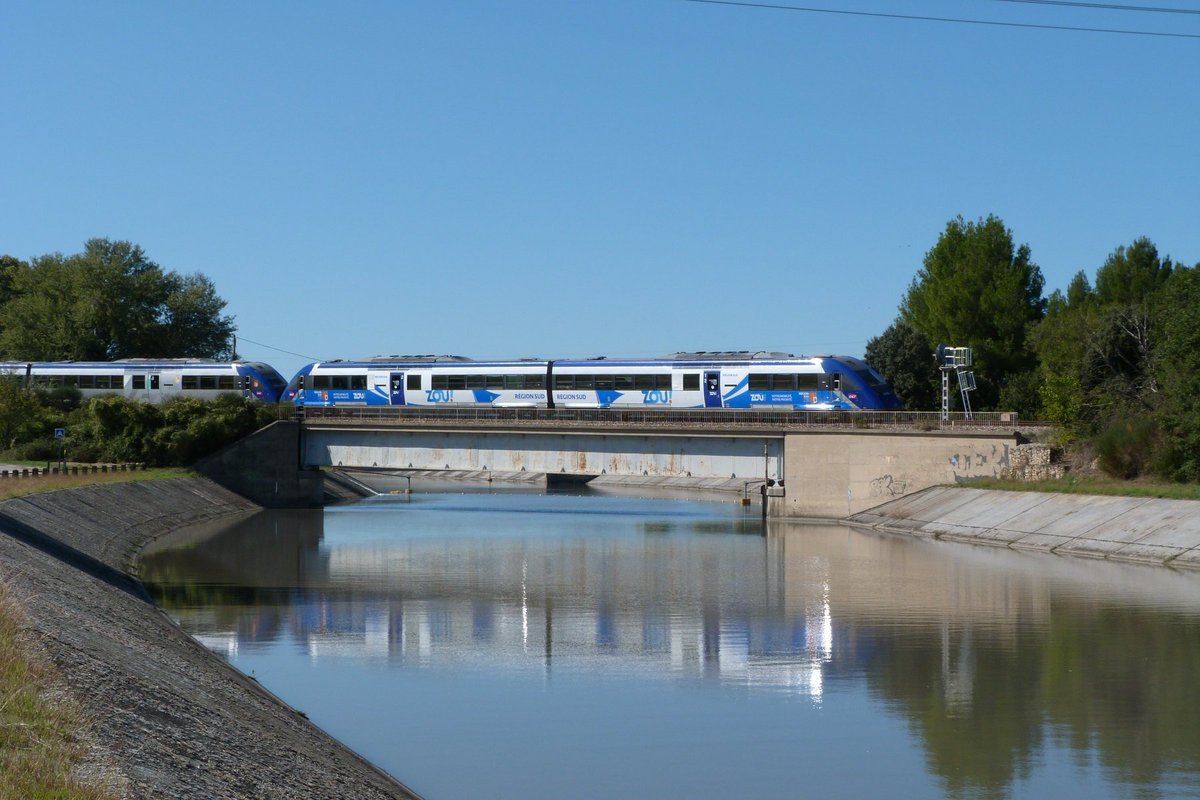 fantransport's tweet photo. Le #TerSud_Sncf 17404 Marseille-Saint-Charles 12h44 - Briançon 17h35 franchit le canal de l'EDF et s'apprĂȘte Ă desservir Meyrargues (08/10/21).
#XTER #X72500 en livrée Zou
#TerSud #TerPaca https://t.co/pySG3Qslch