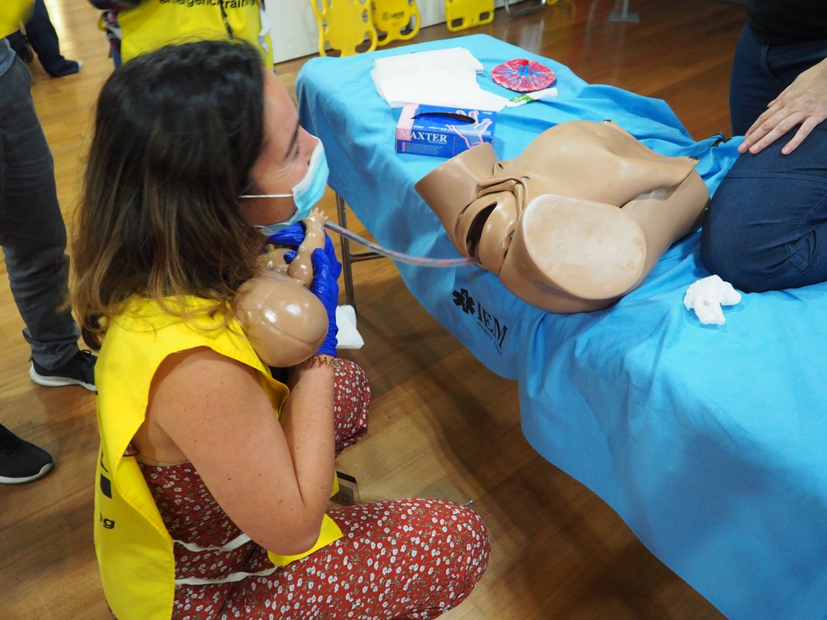 iememergencia's tweet photo. Taller d'atenció al part al #Màster en Assistència Integral en #Urgències i #Emergències de #IEM i @BlanquernaFCS 
Ens encanta aquest conjunt de imatges 😍 La tècnica que aplica la infermera és molt professional, al igual que humana i delicada l’acollida que fa del nounat https://t.co/gchox8pOeJ