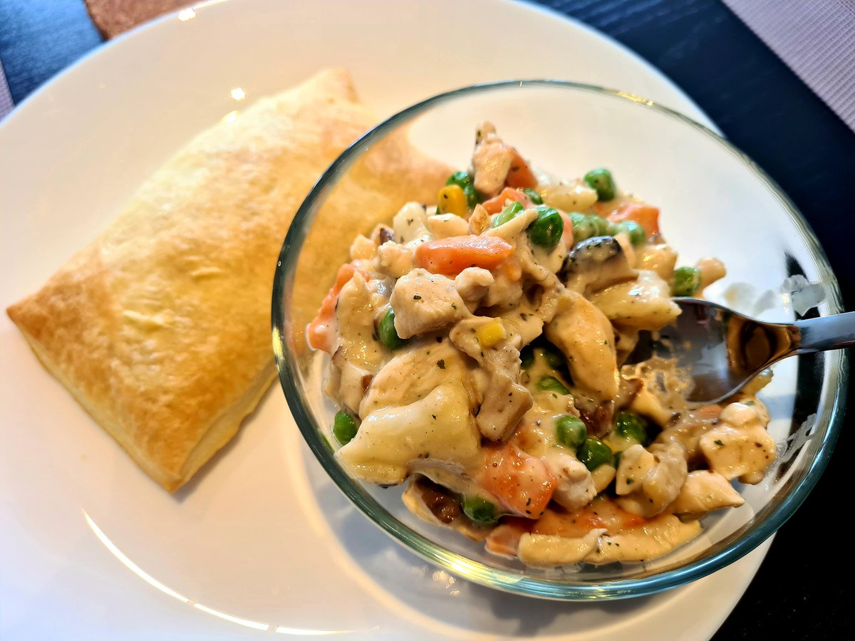 kasawid's tweet photo. พายไก่ซอสขาว🥧 #PiechickenWhiteCreamSauce 
#พายไก่ซอสขาว #เติมไส้ได้ไม่อั้น 😋 https://t.co/uJa9oy2p6V