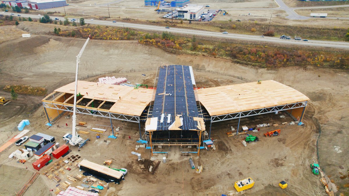 StructureCraft's tweet photo. #toppedout! With the last roof panels on each hangar, the @KfAero Centre for Excellence has reached structural completion. The unique #NACA airfoil-shaped glulam "rib trusses" span onto "spar trusses" at the front of each hangar.
More at https://t.co/qk5GbB4mRp https://t.co/N7KerneB6n