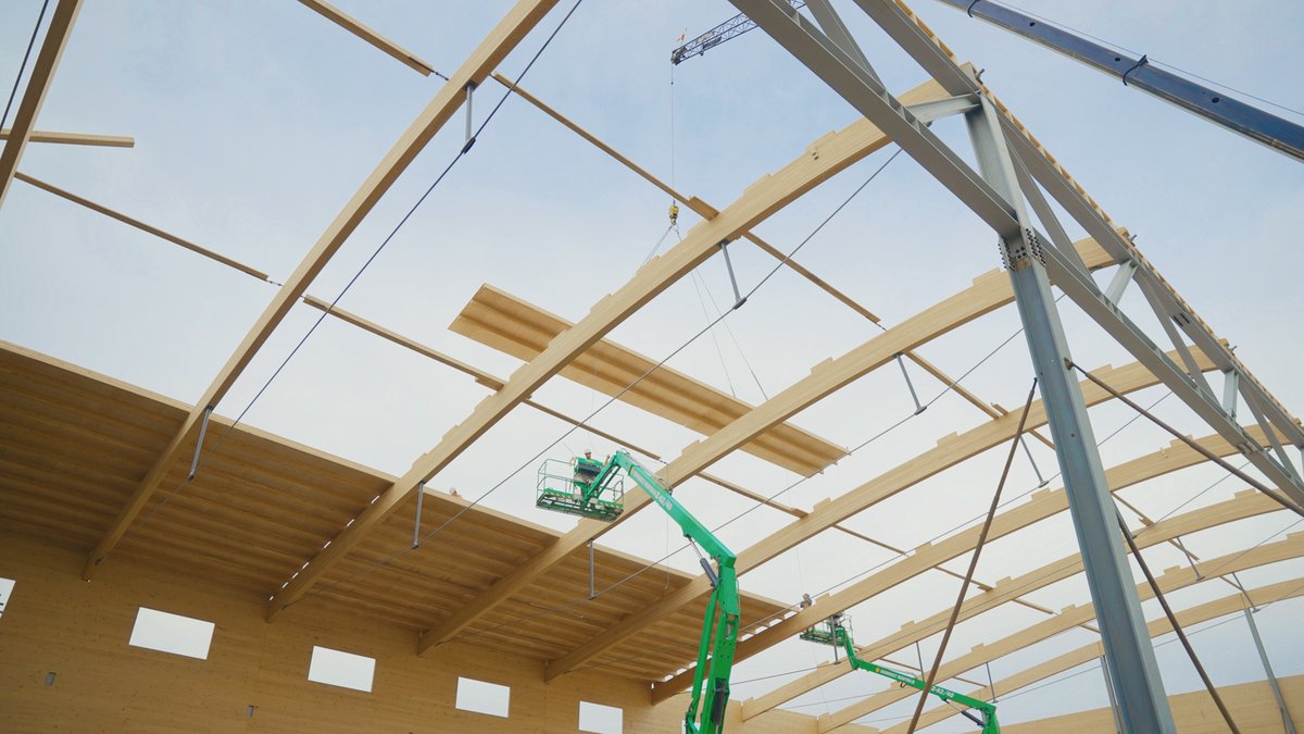 StructureCraft's tweet photo. #toppedout! With the last roof panels on each hangar, the @KfAero Centre for Excellence has reached structural completion. The unique #NACA airfoil-shaped glulam "rib trusses" span onto "spar trusses" at the front of each hangar.
More at https://t.co/qk5GbB4mRp https://t.co/N7KerneB6n