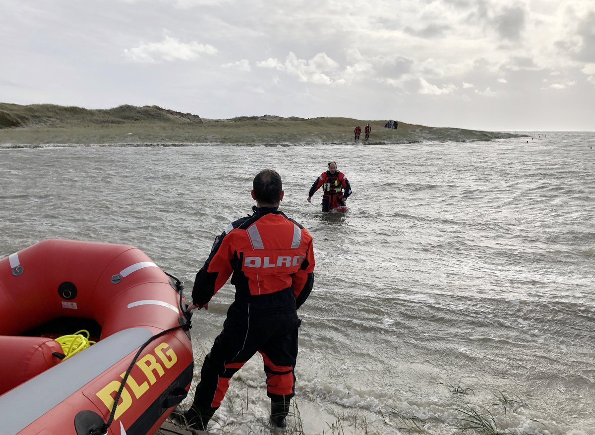 Do. 21.10.2021: Einsatz am Strand von St. Peter-Ording, eine Familie mit Hund ist von der Flut auf einer Düne eingeschlossen worden. Rettung mit DLRG Raft-Boot VORLAND. Zum DLRG-Einsatzbericht: spo.dlrg.de/einsatztagebuc…