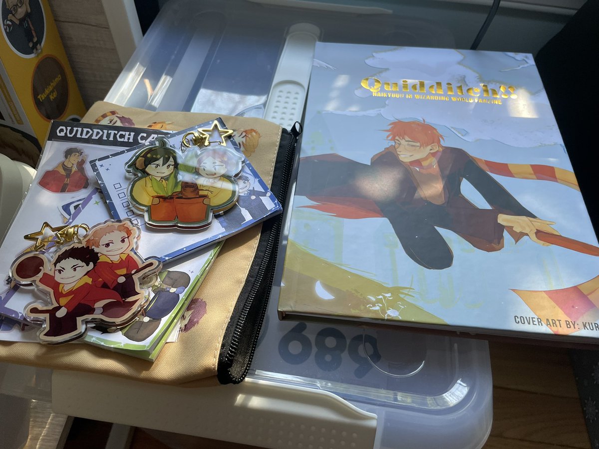 aznqgurlie15's tweet photo. Surprise in the mail yesterday! 😁 Love the charms 💕 Just in time for 🎃 too. Thanks @HQuidditch! https://t.co/vgaHSaLzJj