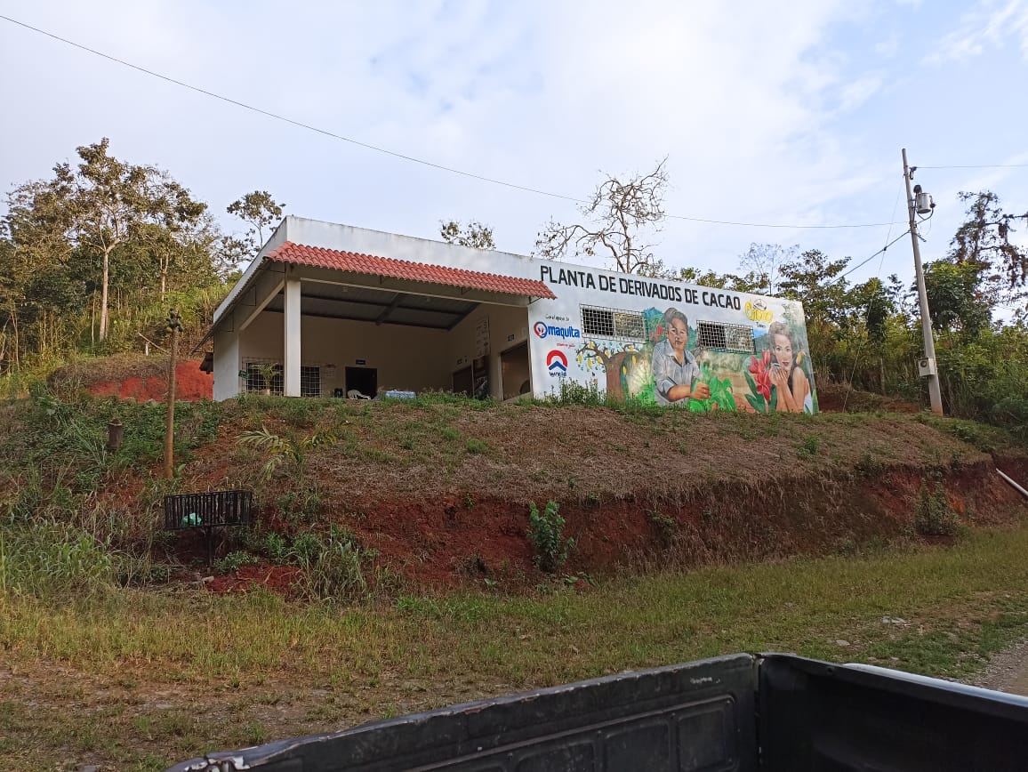 PrefecturaElOro's tweet photo. 📌#Zaruma. Atendiendo las necesidades de nuestros productores #Orenes, brindamos reparación y mantenimiento al equipo de molienda de la asociación #ChocoDamas para que puedan seguir elaborando pasta de chocolate y todos sus derivados.
#ClementeBravo #PrefecturaDeElOro https://t.co/98QGX088hb