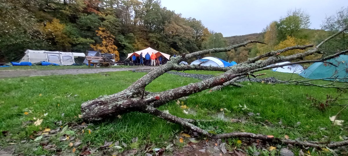 OutbackXplorers's tweet photo. Tweede vaderzoon-kamp start met zwaar weer. Maar gelukkig de tentjes staan.
#VaderZoonSurvival 
@jeugdbond #JBGG. https://t.co/DDAlheArs5