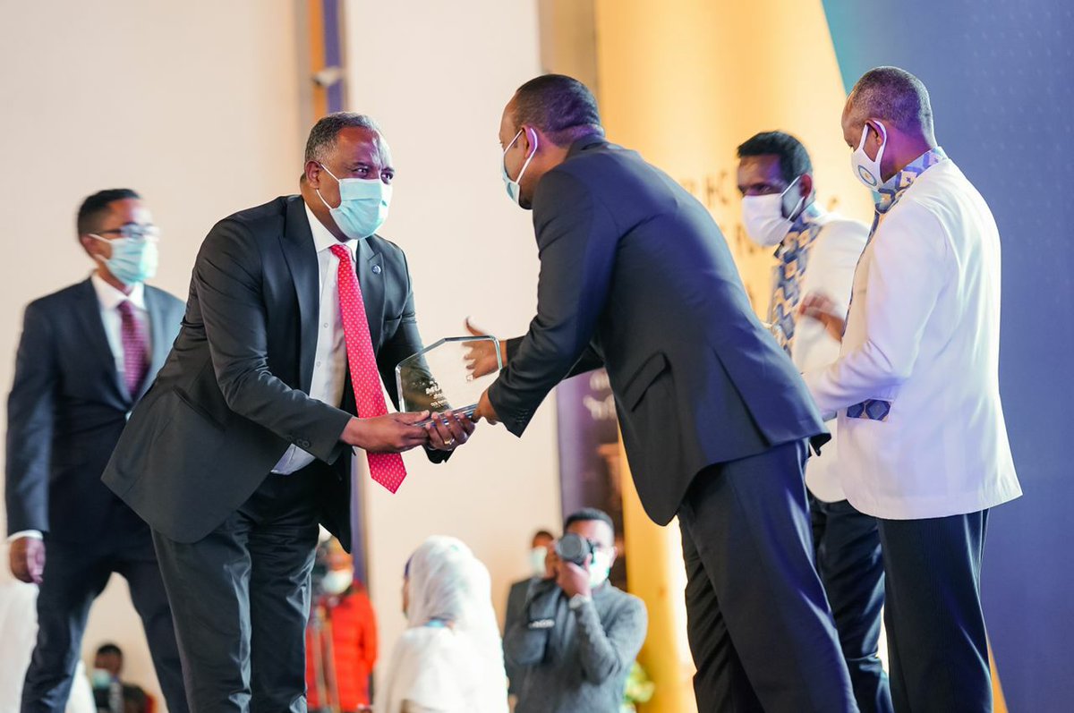 AbiyAhmedAli's tweet photo. Ethiopia thanks trustworthy and transparent taxpayers. Today, we have given especial recognition  to those who fought corruption alongside their work. I entrust you  continue in being role models who envision and prioritize our country and future generations. https://t.co/karP7FskYR