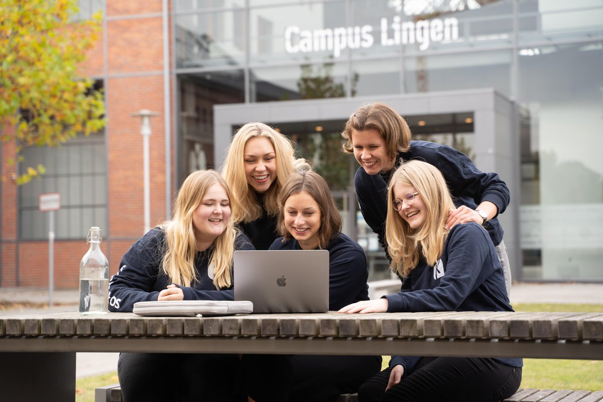 Es gibt einen neuen Vorstand!💙Neu im #KommunikOS Vorstand sind Sabrina als Vorsitzende, Charlotte als Veranstaltungsvorstand, Nele als Finanzvorstand und Kristin als stellv. Vorsitzende. Lisa ist dem Vorstands-Team treu geblieben! @Sabrina__Maa <a href="/lisa_stei/">Lisa Steinbrück</a> <a href="/herlein_c/">Charlotte Herlein</a> <a href="/KAufenvenne/">Kristin Aufenvenne</a>