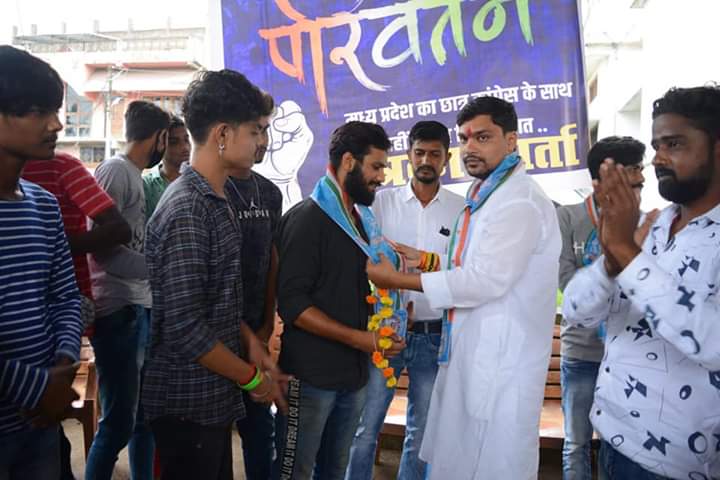nsui's tweet photo. मध्य प्रदेश में भाजपा राज में गुंडाराज चरम पर है

मंडला NSUI के हमारे साथी अभिषेक ज्योतिषी की बजरंग दल के पूर्व नगर प्रमुख ने शवराज सरकार के संरक्षण में बेहरमी से हत्या कर दी गई, यह दर्शाता है की कानून का डर समाप्त हो गया है। अगर जल्द न्याय नहीं मिला तो NSUI सड़को पर आंदोलन करेगी https://t.co/pHeJld1KSw