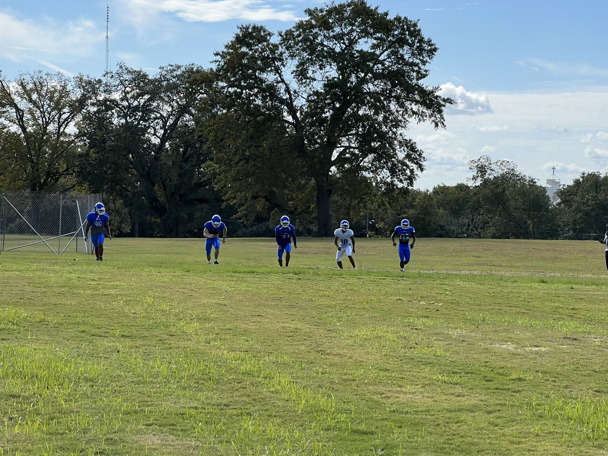 teddyk95's tweet photo. These 5 decided to skip practice this morning!! Well here we are at 12:00pm doing keaton aerobics!! #NoDaysOff #DontPlayWithMe #YellowjacketsFast we gonna get it on the front end or the back end https://t.co/qIiNTVRB7R