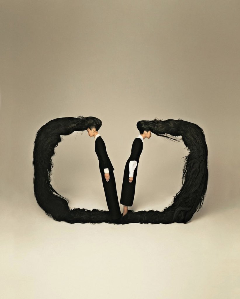 theperfectmag's tweet photo. Minimalism meets boldness in @MaisonValentino’s tridimensional yet clean design for the #VLogoSignature bag that symbolises the value of the brand’s heritage #UncensoredVLogoSignature #PerfectJoy https://t.co/QeHmpwgj58