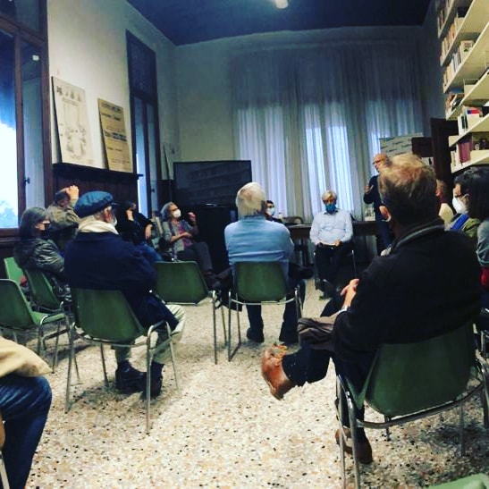 FR2007venezia's tweet photo. Riflettendo assieme... commentando il libro "una sezione contro" con #Cecchetti e #Zazzara. Partito, sezione, città, valori, università. #100anniPCI #PCI #giustiziasociale https://t.co/cQxRCq3pC8