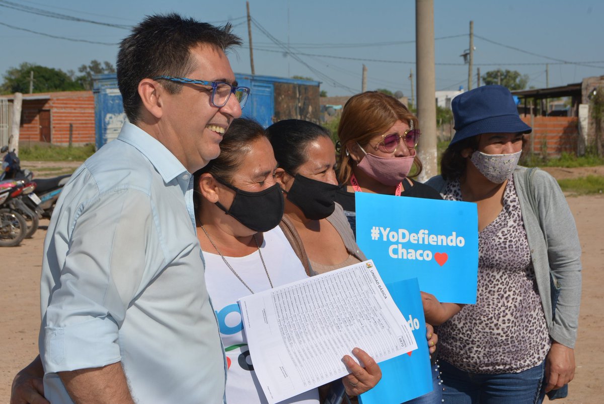 GustavoPorChaco's tweet photo. Estoy recorriendo cada barrio para encontrarme con dirigentes de las Casas CER, Unidades Básicas, referentes barriales, vecinos y vecinas.
Trabajamos para el desarrollo de la ciudad y la provincia y este 14 de noviembre tenemos que defender al Chaco.
#YoDefiendoChaco ♥️ https://t.co/C3dqn99inw