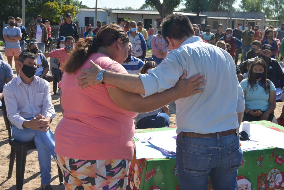 GustavoPorChaco's tweet photo. Estoy recorriendo cada barrio para encontrarme con dirigentes de las Casas CER, Unidades Básicas, referentes barriales, vecinos y vecinas.
Trabajamos para el desarrollo de la ciudad y la provincia y este 14 de noviembre tenemos que defender al Chaco.
#YoDefiendoChaco ♥️ https://t.co/C3dqn99inw