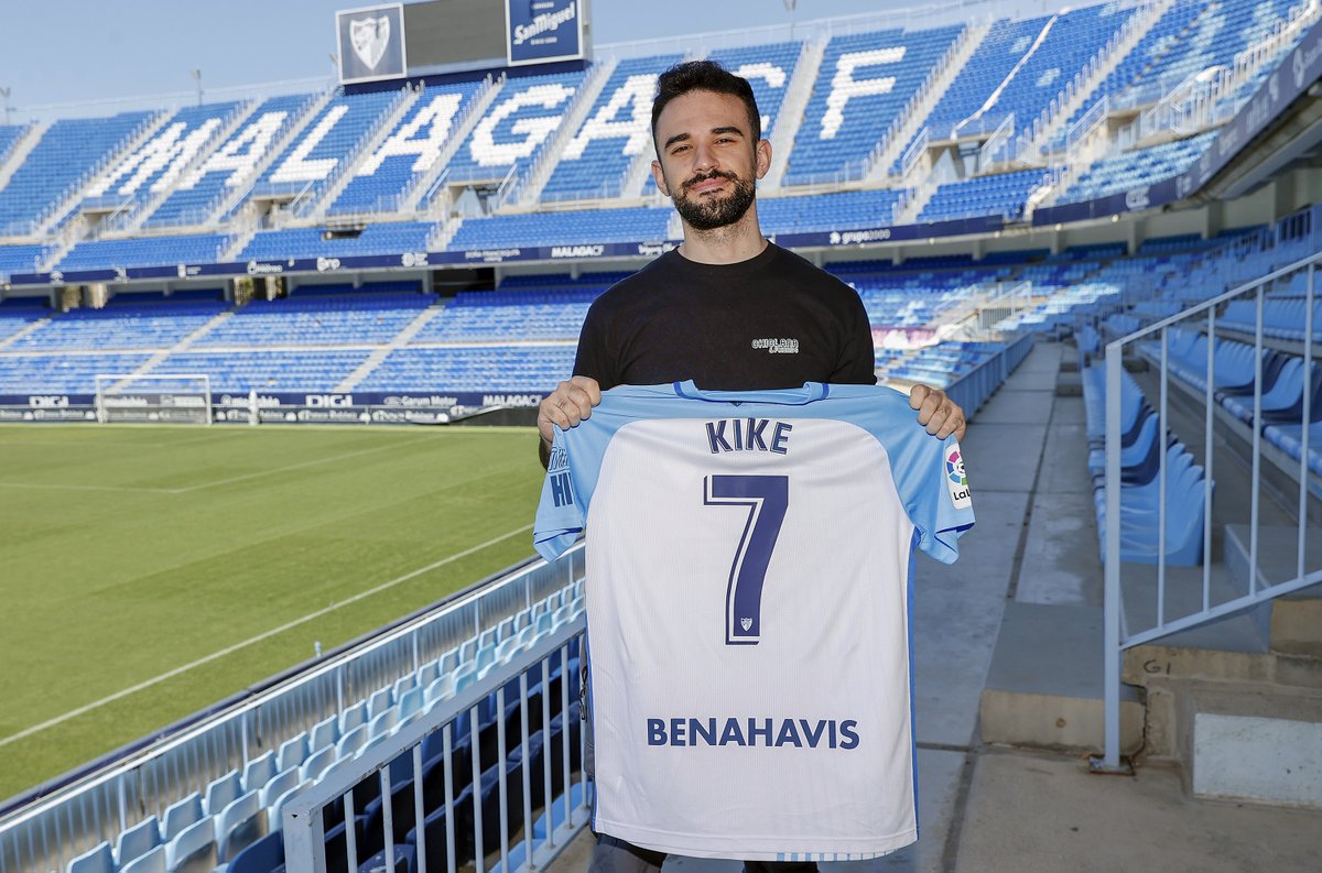 MalagaCF's tweet photo. Hola, @IbaiLlanos 👋

Espetitos, buena gente, tu amigo @LMDShow...😉

Kike pasó a la realidad en La Rosaleda 💙 

Después de Marbella Vice, ¿es el turno de tu club? 🤔 https://t.co/YXiqRQPI50