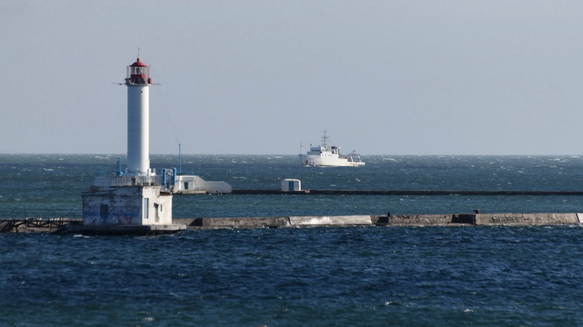 UNDPUkraine's tweet photo. In Odesa, #Ukraine welcomes arrival of marine research vessel Belgica, transferred by #Belgium under the #EU/@UNDP project #EU4EMBLAS to monitor environmental conditions and collect environmental data in the Black Sea. Read more https://t.co/dzBjNQA6ga https://t.co/ymIcs4JttN