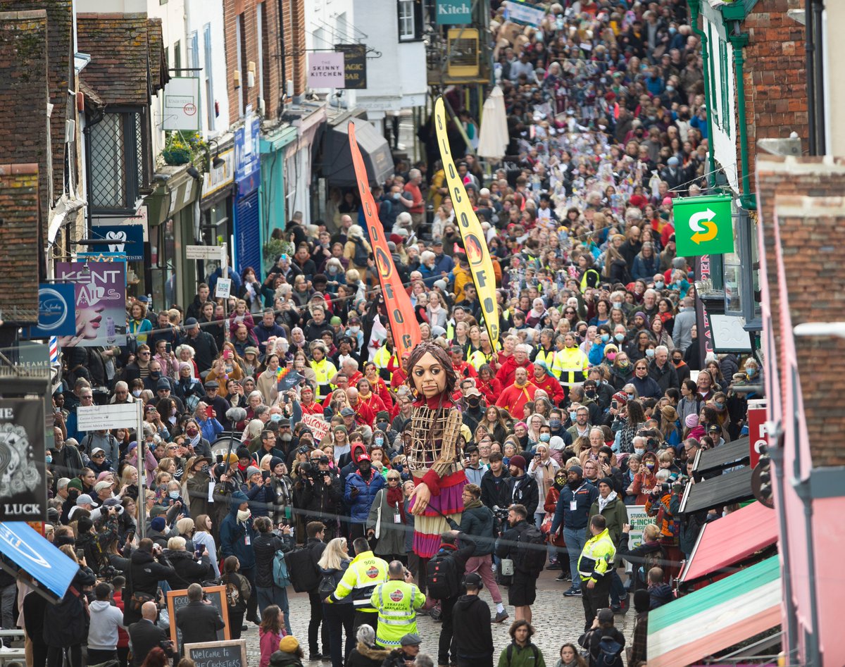 What a wonderful day welcoming #LittleAmal to #Canterbury with thousands joining us in a parade up to <a href="/UniKent/">University of Kent</a> campus.🎊👣

📷: Ady Kerry
(1/4)