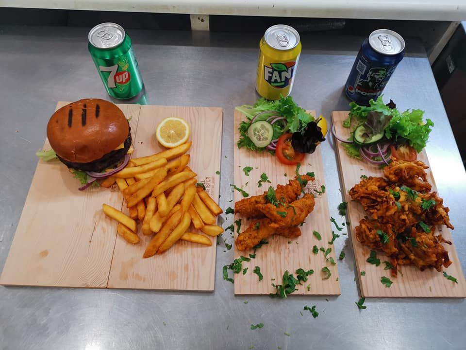WhatTheForkApp's tweet image. NEW ON WHAT THE FORK😍

Rubbal&apos;s Bathgate is now live on our app!  Use code RUBBALS10 for 10% off your first order!!! 🤤

Rubbal&apos;s serves pizza, kebabs, pasta, burgers and our personal favourite munchy boxes!🍕🍔🍖

Download What The Fork: buff.ly/2XxdTgT

#GetForked