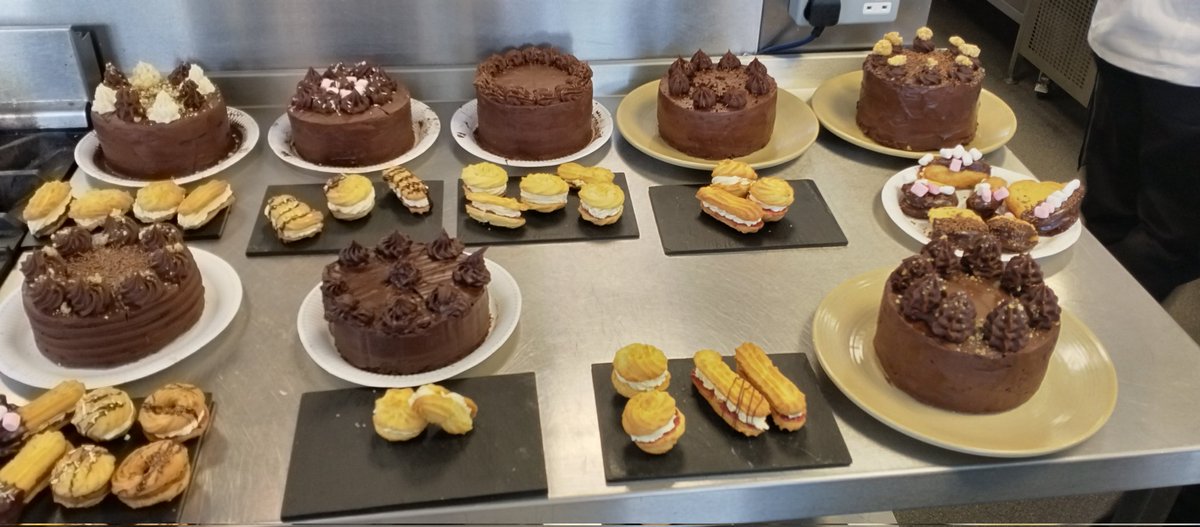 TMCpatisserie's tweet photo. Great work achieved by L2 Technical Patisserie students Chocolate Fudge cake and Viennoese biscuits @MaxineTMC1 @LisaTMC2 @KarenWrightTMC @thechefsforum @cake_FROSTing https://t.co/fOumA6s7GX